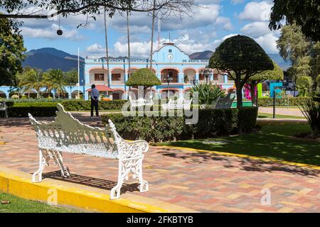 Bella piazza di Santa Maria del Tule, Oaxaca, Messico, Nord America Foto Stock