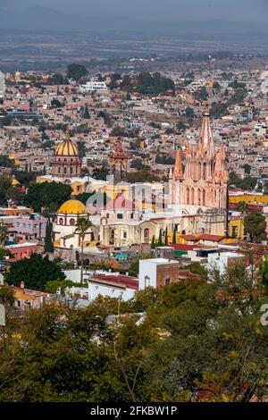 Vista sulla Cattedrale di la Parroquia de San Miguel Arcangel e San Miguel de Allende, patrimonio dell'umanità dell'UNESCO, Guanajuato, Messico, Nord America Foto Stock