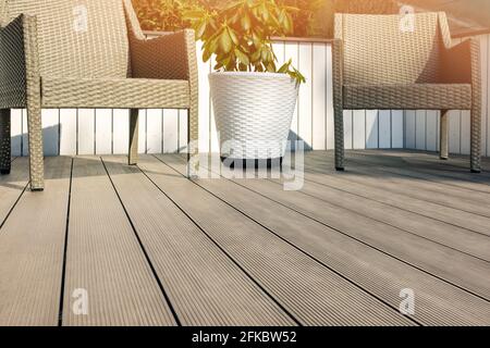 terrazza esterna arredata con wpc legno di plastica composito tavole da pavimentazione Foto Stock