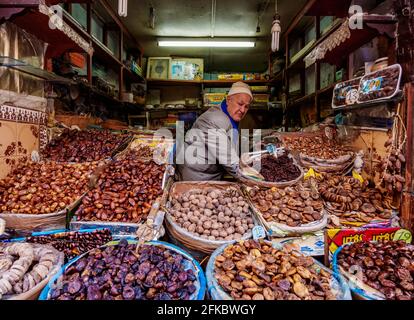 Mercato di frutta secca stallo nella Medina Vecchia di Fes, Fez-Meknes Regione, Marocco, Africa del Nord, Africa Foto Stock