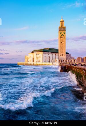 La Moschea di Hassan II al tramonto, Casablanca, Regione Casablanca-Settat, Marocco, Africa del Nord, Africa Foto Stock