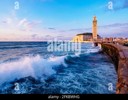 La Moschea di Hassan II al tramonto, Casablanca, Regione Casablanca-Settat, Marocco, Africa del Nord, Africa Foto Stock