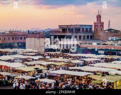 Jemaa el-Fnaa (Jemaa el-Fna) al tramonto, piazza e mercato nella Medina Vecchia, UNESCO, Marrakech, Marrakech-Safi Regione, Marocco, Nord Africa, Africa Foto Stock