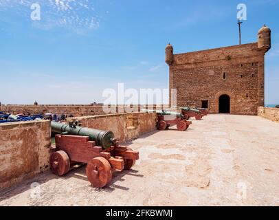 Cannoni alle mura della città e Cittadella presso il porto della Scala, Essaouira, Regione di Marrakech-Safi, Marocco, Africa del Nord, Africa Foto Stock