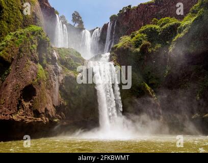 Cascate di Ouzoud, cascata vicino al villaggio del Medio Atlante di Tanaghmeilt, Provincia Azilal, regione di Beni Mellal-Khenifra, Marocco, Africa del Nord, Africa Foto Stock