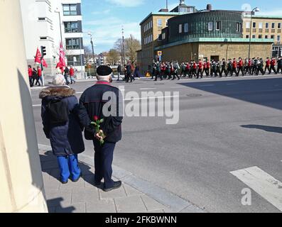 Una coppia durante la manifestazione del primo maggio a Linköping, Svezia. Foto Stock