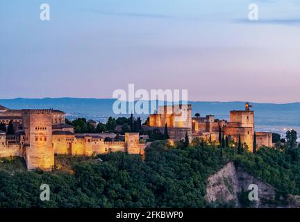 L'Alhambra, un complesso di palazzi e fortezza, crepuscolo, Patrimonio dell'Umanità dell'UNESCO, Granada, Andalusia, Spagna, Europa Foto Stock