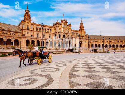 Carrozza a cavallo a Plaza de Espana de Sevilla (Piazza della Spagna), Siviglia, Andalusia, Spagna, Europa Foto Stock
