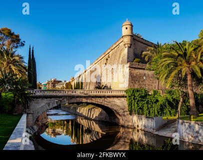 Pont de la Riera (ponte) e Bastio de Sant Pere (bastione), es Baluard, Palma di Maiorca, Maiorca, Isole Baleari, Spagna, Mediterraneo, Europa Foto Stock