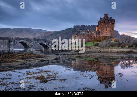 Castello di Eilean Donan sul Loch Duich nelle Highlands scozzesi, Scozia, Regno Unito, Europa Foto Stock