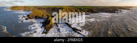 Panoramica aerea della spettacolare costa vicino Hartland Point sulla costa nord del Devon in inverno, Devon, Inghilterra, Regno Unito, Europa Foto Stock