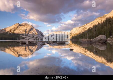 Riflessioni sul lago Tenaya nel Parco Nazionale di Yosemite, Patrimonio dell'Umanità dell'UNESCO, California, Stati Uniti d'America, Nord America Foto Stock