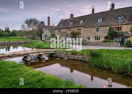 Il pittoresco villaggio di Cotswolds di Lower Slaughter in primavera, Gloucestershire, Inghilterra, Regno Unito, Europa Foto Stock