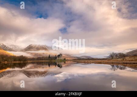 Kilchurn Castle si riflette in Loch awe all'alba in inverno, Highlands, Scozia, Regno Unito, Europa Foto Stock