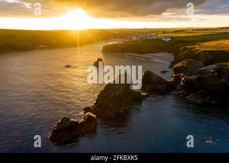 Alba estiva sulla baia di Porthcothan sulla costa settentrionale della Cornovaglia, Cornovaglia, Inghilterra, Regno Unito, Europa Foto Stock