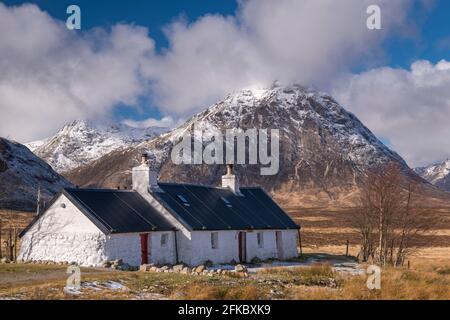 Black Rock Cottage bothy su Rannoch Moor con una neve spolverata Buachaille Etive Mor incombe dietro in inverno, Highlands, Scozia, Regno Unito, Europa Foto Stock