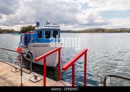 Glengarriff, West Cork, Irlanda. 30 Apr 2021. L'isola di Garinish ha riaperto al pubblico oggi dopo una chiusura forzata a causa della pandemia di COVID-19. Il traghetto Harbour Queen si avvicina al molo di Glengarriff prima di un viaggio verso l'isola. Credit: AG News/Alamy Live News Foto Stock