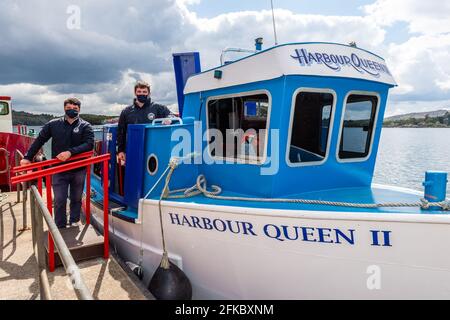 Glengarriff, West Cork, Irlanda. 30 Apr 2021. L'isola di Garinish ha riaperto al pubblico oggi dopo una chiusura forzata a causa della pandemia di COVID-19. Nella foto sono stati raffigurati il personale di Paue e Tadgh McCarthy del traghetto per l'isola Garinish, Harbour Queen II, proprio come la pioggia comincia a cadere. Credit: AG News/Alamy Live News Foto Stock