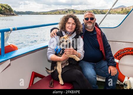 Glengarriff, West Cork, Irlanda. 30 Apr 2021. L'isola di Garinish ha riaperto al pubblico oggi dopo una chiusura forzata a causa della pandemia di COVID-19. A bordo del traghetto per Garinish Island, Harbour Queen II, ci sono Jane e Brian Allen da Cork con il loro cane 'Bear'. Credit: AG News/Alamy Live News Foto Stock