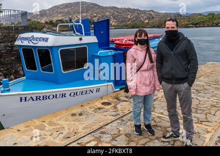 Glengarriff, West Cork, Irlanda. 30 Apr 2021. L'isola di Garinish ha riaperto al pubblico oggi dopo una chiusura forzata a causa della pandemia di COVID-19. Ci si prepara a salire a bordo del traghetto Harbour Queen II all'Isola Garinish per ritornare a Glengarriff sono Mary e Dale Purcell da Mitchelstown. Credit: AG News/Alamy Live News Foto Stock