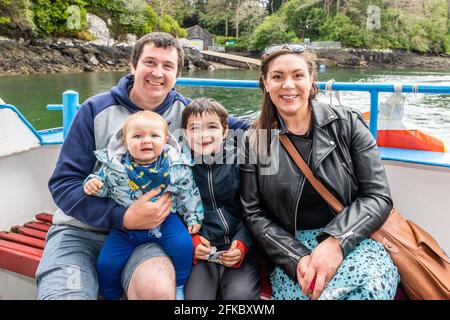 Glengarriff, West Cork, Irlanda. 30 Apr 2021. L'isola di Garinish ha riaperto al pubblico oggi dopo una chiusura forzata a causa della pandemia di COVID-19. A bordo del traghetto Harbour Queen II che ritorna a Glengarriff ci sono Jeremy, Adam, Ruarí e Gemma Holland da Enniskeane. Credit: AG News/Alamy Live News Foto Stock