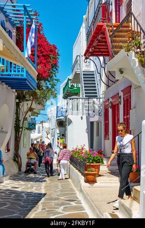 Mykonos, Grecia - 22 aprile 2018: Strada stretta a Mykonos (Chora) città con persone a piedi. Paesaggio urbano Foto Stock