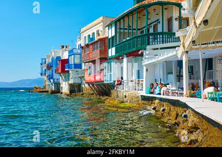 Mykonos, Grecia - 22 aprile 2018: Turisti in caffè al mare nel piccolo quartiere di Venezia nella città di Mykonos (Chora) Foto Stock