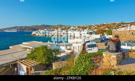 Mykonos, Grecia - 22 aprile 2018: Vista panoramica della città di Mykonos (Chora) sul mare Foto Stock