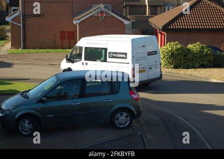 BBC TV licenza van in strada Northampton UK evasione TV licenza segno segni garage parcheggiato Garages guardare alla ricerca di televisori in uso Foto Stock