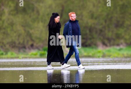 Londra, Regno Unito. 30 Apr 2021. La presentatrice televisiva Michelle Ackerley e il suo partner ben Ryan (International Rugby Coach - England & Fiji) fuori e circa all'Old Deer Park, Richmond, Londra. Credit: Andrew Fosker/Alamy Live News Foto Stock