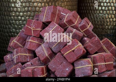 Blocchi di fragranza solida, un segreto di bellezza locale utilizzato come barre di profumo per interni, vestiti o prodotti per la cura del corpo che si trovano nei bazar tradizionali Foto Stock