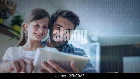 Codice BINAR modello sopra padre e figlia sorridente utilizzando tablet Foto Stock