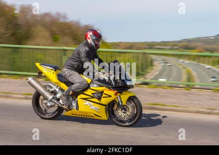 2003 giallo Honda CBR 900 RR-3 945cc; motociclista; trasporto a due ruote, moto, veicolo, strade, motociclette, motociclisti che guidano a Chorley, Regno Unito Foto Stock