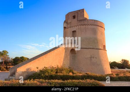 Torre Suda fu costruita nel XVI secolo contro le invasioni turche che che devastarono la penisola salentina, Italia (Puglia). Foto Stock