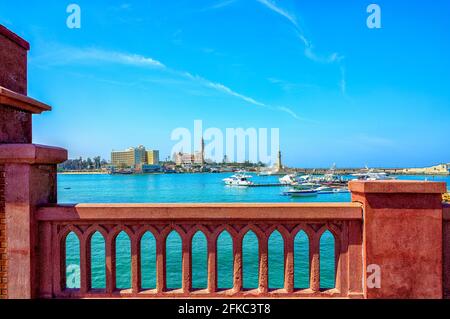 Vista sulla baia del palazzo di Montaza dal Ponte El Montaza ad Alessandria Foto Stock