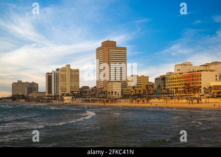Scenario di Tel Aviv Promenade lungo la riva del Mediterraneo in Israele Foto Stock