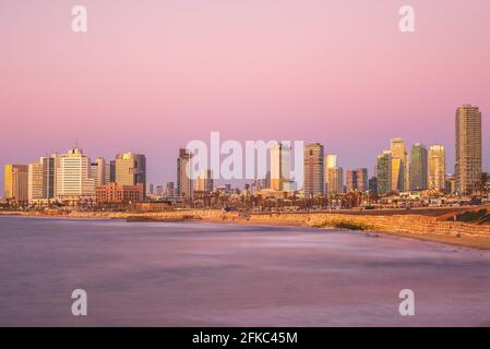 Skyline di Tel Aviv, Israele sulla spiaggia in serata Foto Stock