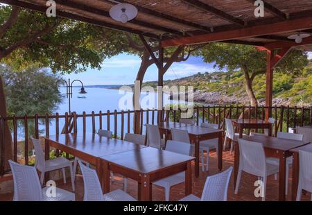 Marina San Gregorio, con i suoi fondali incontaminati, il mare azzurro e la costa rocciosa, offre una vista lungo la costa di Patù nel Salento, Puglia. Foto Stock