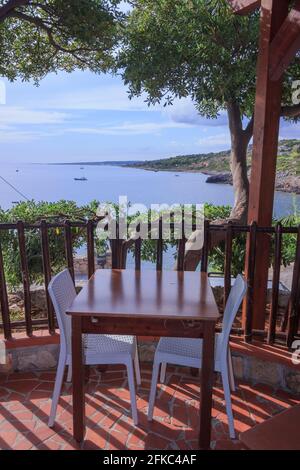 Marina San Gregorio, con i suoi fondali incontaminati, il mare azzurro e la costa rocciosa, offre una vista lungo la costa di Patù nel Salento, Puglia. Foto Stock