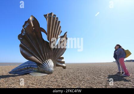 L'artista locale Maggi Hambling's Scallop Sculpture, un tributo al compositore locale Benjamin Britten, sulla spiaggia di Aldeburgh, Suffolk, Regno Unito Foto Stock