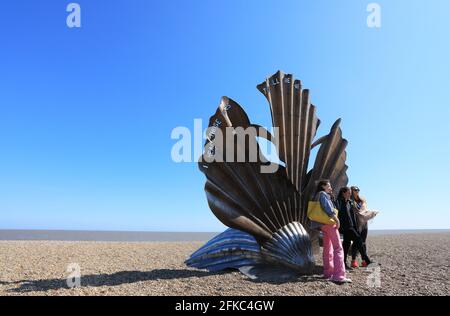 L'artista locale Maggi Hambling's Scallop Sculpture, un tributo al compositore locale Benjamin Britten, sulla spiaggia di Aldeburgh, Suffolk, Regno Unito Foto Stock