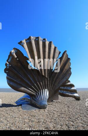 L'artista locale Maggi Hambling's Scallop Sculpture, un tributo al compositore locale Benjamin Britten, sulla spiaggia di Aldeburgh, Suffolk, Regno Unito Foto Stock