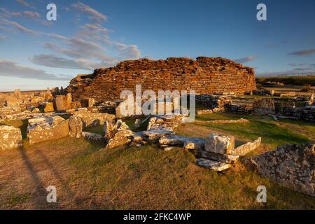 The Broch of Gurness un villaggio conservato in età del ferro Isole Orkney Isole del Nord Scozia Regno Unito. Foto Stock