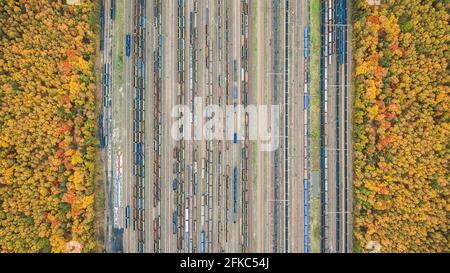 Vista dall'alto della foresta autunnale e del deposito ferroviario Foto Stock