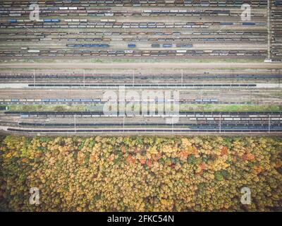 Vista dall'alto della foresta autunnale e del deposito ferroviario Foto Stock