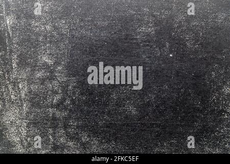Grunge di colore bianco gesso texture nera su sfondo della scheda Foto Stock