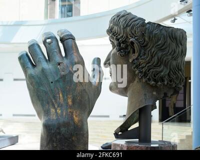 Roma. Italia. (Aprile 2021) frammenti della colossale statua bronzea di Costantino il Grande, IV sec. d.C., la mano è stata recentemente restaurata con l'aggiunta Foto Stock