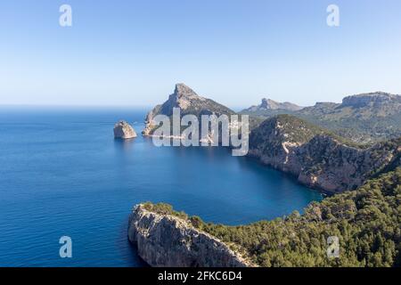 Paesaggio di Maiorca e scogliere visto da mirador es colomer on popolare giro in bicicletta per cap formentor Foto Stock