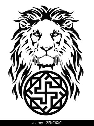 Testa del Leone e croce celtica, disegno per tatuaggio, su sfondo bianco, illustrazione, bianco e nero Foto Stock