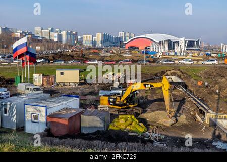 Kemerovo, Russia - 29 aprile 2021. Costruzione di comunicazioni nell'area della Kuzbass Arena lungo via Pritomsky e cantieri edili Foto Stock